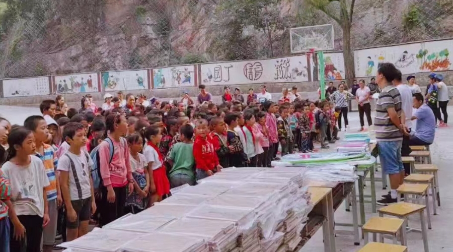 华文未来联合爱心企业、爱心人士向贫困学校捐赠笔记本500个、中性笔500支。
